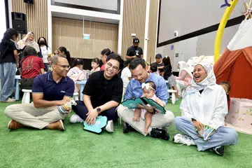 Pemangku Menteri Bertanggungjawab Bagi Ehwal Masyarakat Islam yang juga Pengerusi Yayasan Mendaki, Encik Zaqy Mohamad (dua dari kanan) meluangkan masa bersama pasangan muda (dari kanan) Cik Amiera Natasha Mohd Armiyn, anak beliau, Sara Syahmi, dan suaminya, Encik Syahmi Rashid, di acara Raikan Ilmu@Heartlands di Kelab Masyarakat Fuchun pada 26 September. Bersama mereka ialah Ketua Pegawai Eksekutif Mendaki, Encik Mohamed Feroz Mohamed Akber.