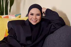 TIDAK PADAM NYALA RASA: Aina Abdul menganggap setiap persembahannya adalah yang terakhir disajikan buat peminat, lantas memberi sepenuh jiwa raganya untuk menghiburkan mereka yang menghargai kerja seninya.