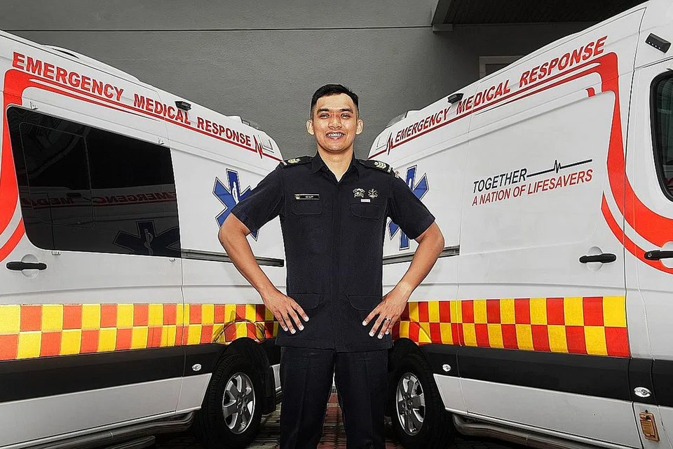 SENTIASA BERSEDIA: Staf Sarjan Mohammad Aliff Rosli yang dikerah mengendalikan pesakit Covid-19 sebagai pemandu ambulans yakin terhadap usaha pekerja barisan depan Singapura dalam menjamin kemaslahatan masyarakat sewaktu pandemik ini. - Foto BH oleh ALPHONSUS CHERN