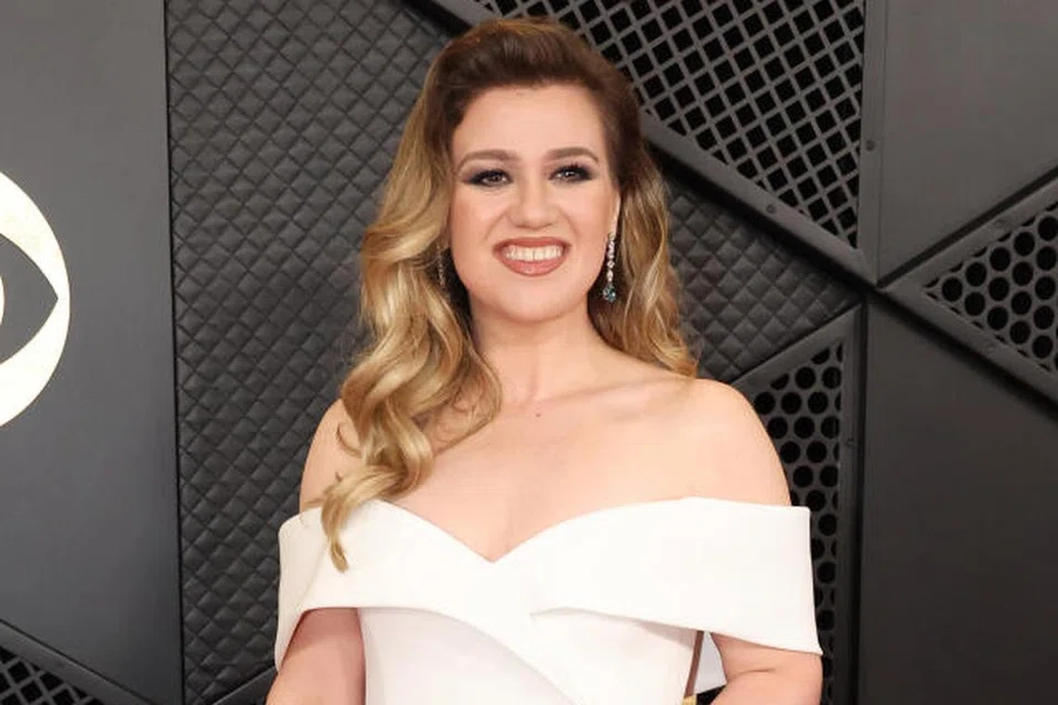 Kelly Clarkson mempunyai program sembang sendiri dan menulis buku kanak-kanak.