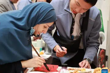 Dengan memperkenalkan pengajaran Bahasa Mandarin di sekolah, pelajar Saudi bukan sahaja belajar bahasa, malah mendapat pemahaman lebih mendalam tentang budaya Cina. Ini termasuk mempelajari seni khat Cina, seperti yang diadakan semasa acara kebudayaan Cina di Institut Confucius Universiti Putera Sultan di Riyadh, Arab Saudi, pada 29 Januari 2024. 