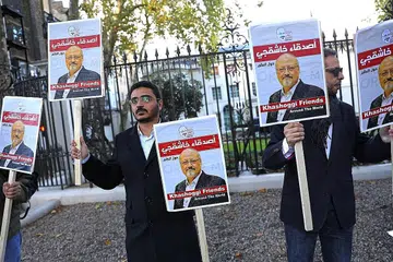 BANTAH PEMBUNUHAN: Penunjuk perasaan berhimpun di luar Kedutaan Arab Saudi di London, Britain sebagai membantah pembunuhan wartawan Jamal Khashoggi di Turkey. - Foto REUTERS