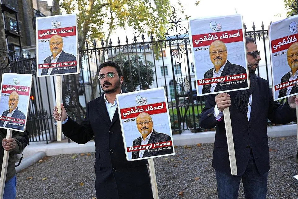 BANTAH PEMBUNUHAN: Penunjuk perasaan berhimpun di luar Kedutaan Arab Saudi di London, Britain sebagai membantah pembunuhan wartawan Jamal Khashoggi di Turkey. - Foto REUTERS