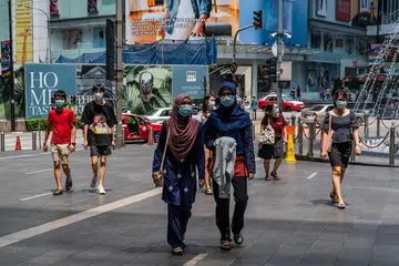 LANGKAH PULIH EKONOMI: Orang ramai dilihat berjalan di kawasan membeli belah di Kuala Lumpur pada 28 Mei lalu, sedang negara itu berusaha membendung penularan koronavirus. 