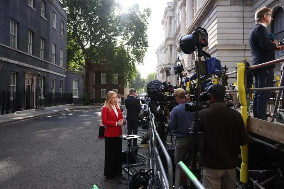Petugas media berkumpul di luar 10 Downing Street di London pada 20 Julai 2026, menjelang pelantikan pemimpin baharu Parti Buruh, Andy Burnham, sebagai Perdana Menteri Britain. Burnham dijadual mengambil alih jawatan secara rasmi daripada Keir Starmer.