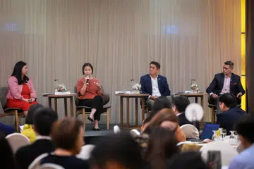 (Dari kiri) Penolong Setiausaha Agung dan Pengarah U Wanita dan Keluarga, Kongres Kesatuan Sekerja Kebangsaan (NTUC), Cik Yeo Wan Ling; Menteri Negara (Tenaga Manusia merangkap Pendidikan), Cik Gan Siow Huang; Setiausaha Kehormat Persekutuan Majikan Nasional Singapura (Snef), Encik Edwin Ng; dan Ketua Pegawai Eksekutif Institut Karyawan Sumber Manusia (IHRP) dan juga moderator dialog, Encik Aslam Sardar, semasa dialog tentang Garis Panduan Tiga Pihak mengenai Permintaan Pengaturan Kerja Fleksibel (TG-FWAR) pada 20 Februari di Furama City Centre.