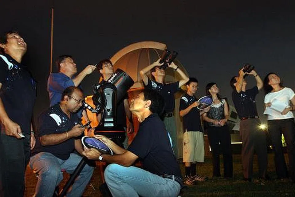 MELIHAT BERAMAI-RAMAI: Peminat kaji bintang berkumpul di Pusat Sains. - Foto fail