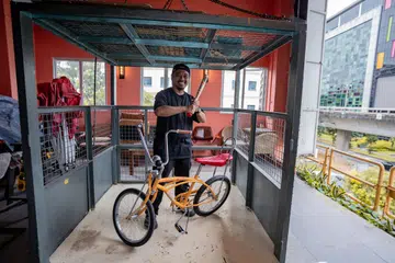 KARYA DIIKTIRAF: Pengasas TBRN Designs, Encik Muhammad Dzulkhairi Karsani, meraih anugerah ‘Best Paint Bicycle Wicked Wallop’ melalui karya yang dihasilkan pada basikal pada 2023.