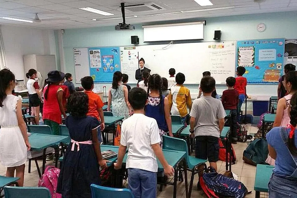HIDUPKAN WATAK, RANCAKKAN PEMBELAJARAN: Semasa Hari Watak Buku di sekolahnya, Cik Juliana masuk ke dalam kelas berpakaian seperti Miss Trunchbull dalam buku cerita Matilda tulisan Roald Dahl - sepanjang hari hingga sekolah berakhir bagi hari itu. Gambar-gambar diambil sebelum penularan Covid.19 - Foto ihsan JULIANA NATALIA LEE OSMAN