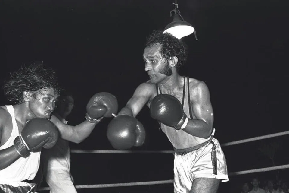 Syed Abdul Kadir (kanan) mula bertinju semuda usia 11 tahun dan berjaya mewakili negara di Sukan Olimpik Munich 1972.