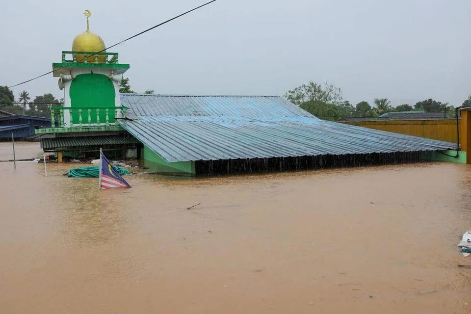 Kediaman, masjid dan surau di Johor hanya menampakkan bahagian bumbung selepas ditenggelami banjir sejak 19 Mac dan kian memburuk pada 21 Mac.
