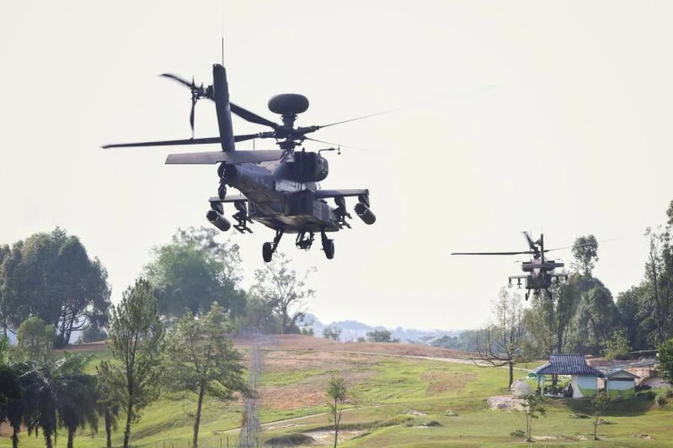Dua helikopter penyerang Apache Longbow AH-64D Angkatan Udara Republik Singapura (RSAF) beraksi semasa latihan operasi Exercise Rover di sebahagian kawasan Kelab Desa Sembawang pada 27 Mei 2025. Dianjurkan oleh Markas Penjana Kuasa Udara (APCG) daripada RSAF, latihan tersebut bertujuan untuk menguji keupayaan operasi dan kesiapsiagaan pangkalan udara.