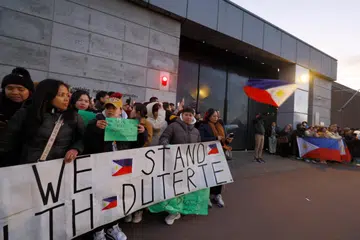 Penyokong bekas Presiden Filipina, Rodrigo Duterte, menunggu ketibaannya di Penjara Scheveningen selepas beliau ditahan atas permintaan Mahkamah Jenayah Antarabangsa (ICC) di The Hague, Belanda, pada 12 Mac 2025.