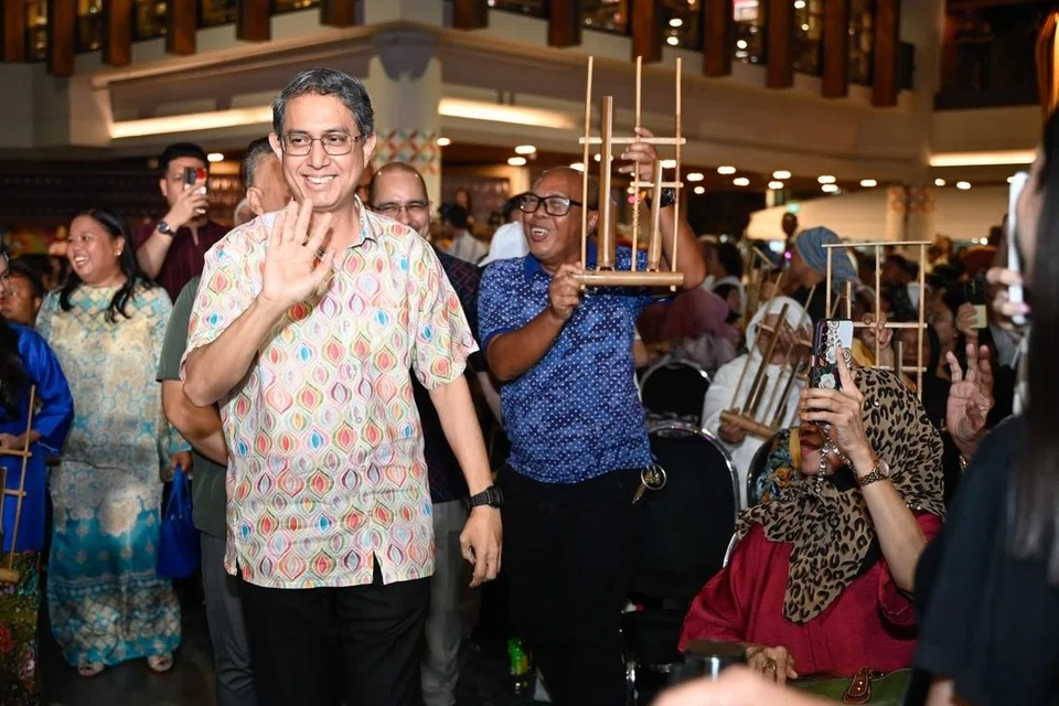 Pemangku Menteri Bertanggungjawab bagi Ehwal Masyarakat Islam, Profesor Madya Dr Muhammad Faishal Ibrahim, beramah tamah dengan orang ramai sewaktu menghadiri sambutan ulang tahun Wisma Geylang Serai (WGS) yang ketujuh sebagai tetamu terhormat.