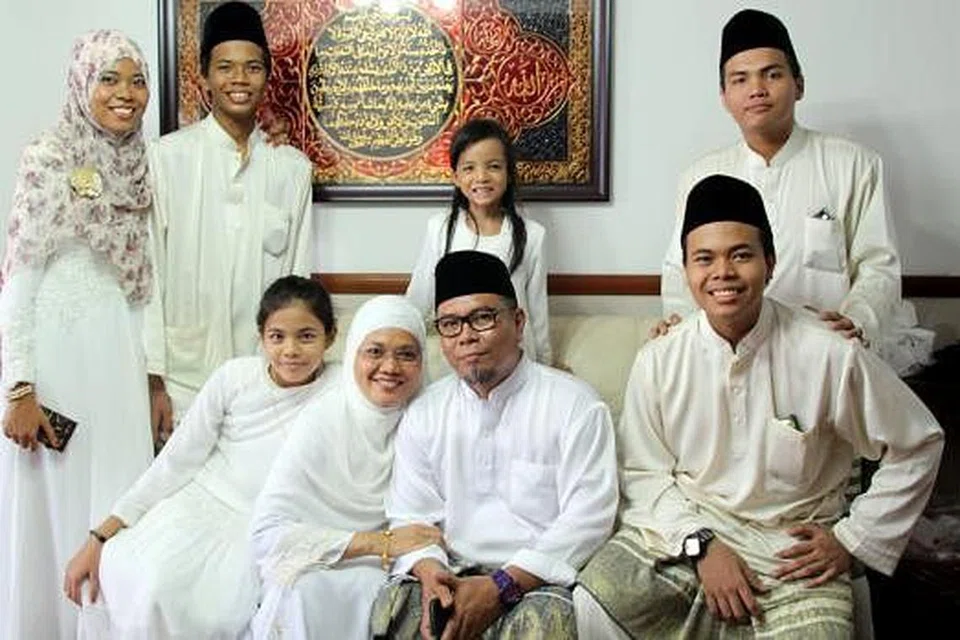 KELUARGA BAHAGIA: Suzannah Abu Bakar (duduk dua dari kiri) bersama suaminya, Jamal Ashik (berkaca mata), dan anak-anaknya (dari kiri) Siti Haleymatul Jannah, Muhammad Faizal, Sri Putri Putih, Sri Putri Indraqasih, Hizqil Haidar (duduk) dan Mohammed Jaffer Ashiddiqe. - Foto ihsan SUZANNAH ABU BAKAR