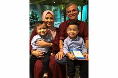 TENANGKAN HATI: Cef Siti Mastura Alwi bersama suaminya, Encik Halim Abdul Rahman dan cucu-cucunya, Ashif (di pangkuan Cef Siti) dan Shakirin, mendengar lagu Maher Zain, Insha-Allah, sebagai pembangkit semangat di kala dirundung kegelisahan seperti menatap kisah-kisah mendukacitakan Covid-19. Beliau juga menekankan kepentingan meraih kemahiran baru yang boleh menjadi penawar pada masa sukar. - Foto ihsan SITI MASTURA ALWI