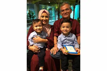 TENANGKAN HATI: Cef Siti Mastura Alwi bersama suaminya, Encik Halim Abdul Rahman dan cucu-cucunya, Ashif (di pangkuan Cef Siti) dan Shakirin, mendengar lagu Maher Zain, Insha-Allah, sebagai pembangkit semangat di kala dirundung kegelisahan seperti menatap kisah-kisah mendukacitakan Covid-19. Beliau juga menekankan kepentingan meraih kemahiran baru yang boleh menjadi penawar pada masa sukar. - Foto ihsan SITI MASTURA ALWI