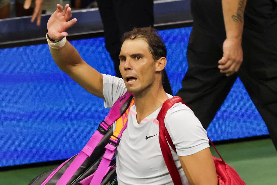 WAJAH KEKALAHAN: Jaguh Sepanyol, Rafael Nadal, meninggalkan gelanggang selepas kekalahannya. - Foto AFP 