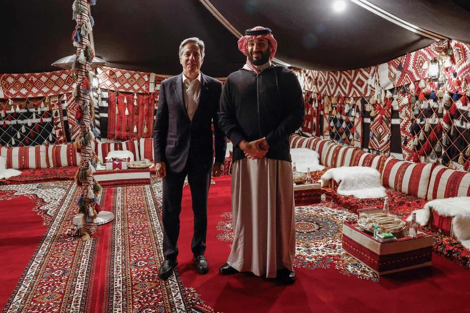 BINCANG BERSAMA: Setiausaha Negara Amerika Syarikat, Encik Antony Blinken (kiri) bertemu Putera Mahkota Saudi Mohammed bin Salman di al-Ula di barat laut Arab Saudi pada 8 Januari.
