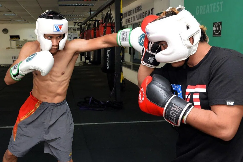 DI TAHAP TERBAIK: Ridhwan (kiri) gigih berlatih dengan rakan 'sparring' dari Filipina, Jimmy Paypa Jr (kanan) - persiapan penting sebelum menjejakkan kaki ke gelanggang bagi pertarungan terbesarnya sejauh ini pada Jumaat ini. - Foto KHALID BABA