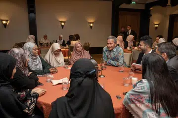 Dr Vivian Balakrishnan beramah mesra dengan pelajar Universiti Al-Azhar dari Singapura ketika majlis berbuka puasa bersama pada 22 Mac.