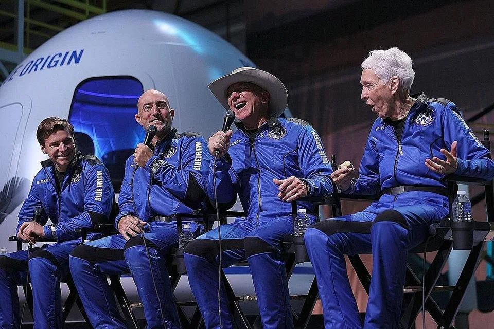 TERUJA CAPAI ANGKASA: Empat anak kapal Blue Origin New Shepard - (dari kiri) Encik Oliver Daemen, Encik Mark Bezos, Encik Jeff Bezos dan Cik Wally Funk - berkongsi rasa gembira mereka mencapai ruang angkasa lepas dalam penerbangan mereka. - Foto AFP