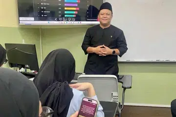 (plug out quote) “Transformasi digital ini menjadikan pendekatan kami dalam pengajaran lebih sistematik dan responsif terhadap keperluan pembelajaran pelajar pada era moden kini.” - Ustaz Khaniful Irsyad, guru kanan Andalus, tentang transformasi digital Andalus.