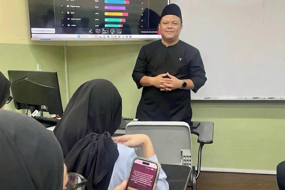 (plug out quote) “Transformasi digital ini menjadikan pendekatan kami dalam pengajaran lebih sistematik dan responsif terhadap keperluan pembelajaran pelajar pada era moden kini.” - Ustaz Khaniful Irsyad, guru kanan Andalus, tentang transformasi digital Andalus.