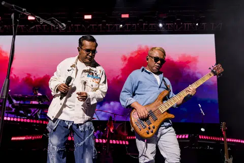 Vokalis Exists, Ezad (kiri), diiringi pemain bes kumpulan itu, Musa sepanjang konsert berlangsung.