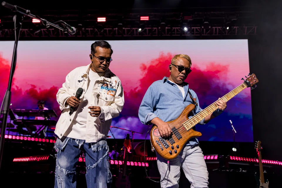 Vokalis Exists, Ezad (kiri), diiringi pemain bes kumpulan itu, Musa sepanjang konsert berlangsung.