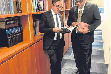 DUA PEGUAM: Encik Nor Hakim (kiri) yang berkhidmat di IRB Law dan mempunyai tujuh tahun pengalaman sebagai peguam dan Encik Abdul Aziz Abdul Rashid, rakan Kongsi dan Ketua Jabatan Perundangan Islam di IRB Law LLP. - Foto IRB LAW