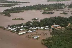 HAMPIR TENGGELAM: Banjir di sebuah pekan di utara Bowen di Queensland selepas kawasan itu dilanda puting beliung Debbie. - Foto AFP