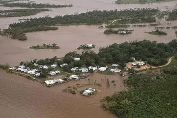 HAMPIR TENGGELAM: Banjir di sebuah pekan di utara Bowen di Queensland selepas kawasan itu dilanda puting beliung Debbie. - Foto AFP