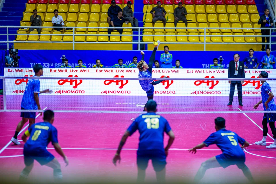 Pasukan sepak takraw Singapura (barisan belakang) beraksi ketika tewas 0-3 kepada Myanmar dalam acara berpasukan pada 12 Disember.