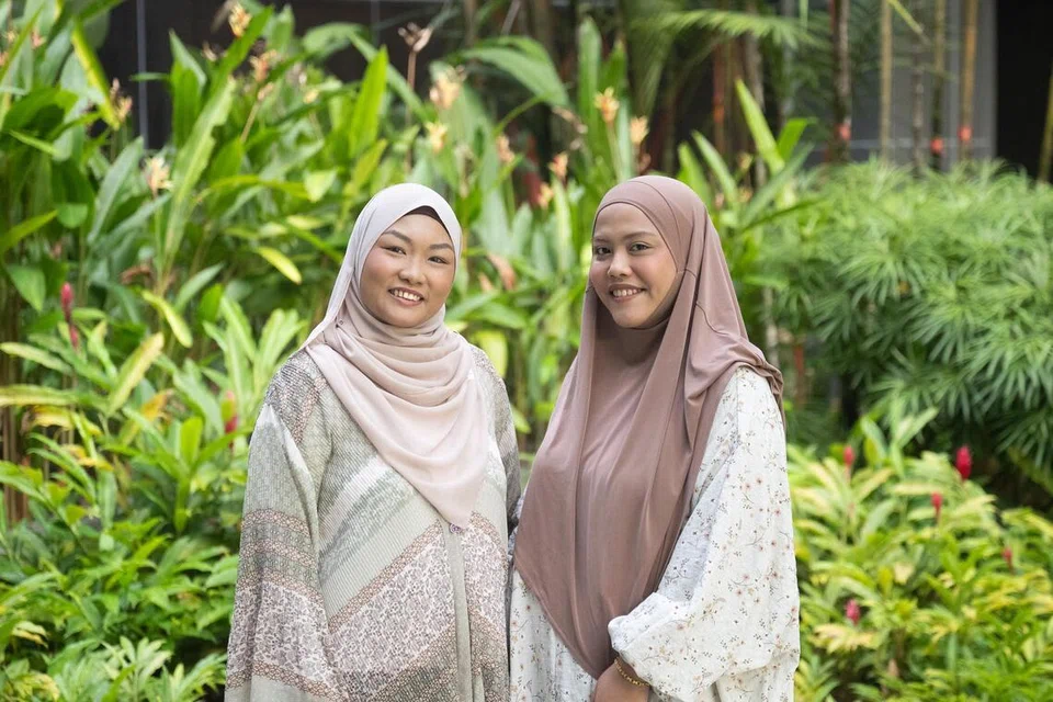 Cik Nur Wahida Azman (kiri), dan Cik Siti Nurshila Kassim, berkongsi erti sebenar menjalani kehidupan seorang ibu yang diuji dengan dugaan dalam satu episod ‘NoTapis’ sempena Hari Ibu. 