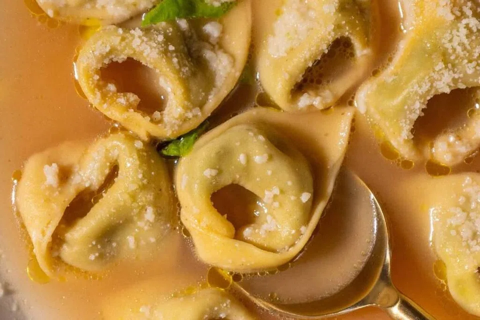 Selain kuah berkrim, ‘tortellini’ boleh dihidang bersama sos ringan yang mengandungi keju ‘parmesan’. 