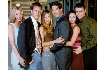 KAWAN SEJATI: Gambar atas adalah pelakon Friends yang dirakam 17 tahun lalu. Mereka ialah (dari kiri) Lisa Kudrow, Matthew Perry, Jennifer Aniston, David Schwimmer, Courteney Cox dan Matt LeBlanc. - Foto WARNER HOME VIDEO
