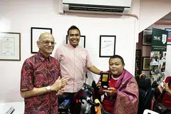 BANTU PESAKIT GINJAL LAIN: Encik Mohd Kamsani AB Hamed (kanan), menerima Anugerah Ketabahan MKAC daripada Anggota Parlimen (AP) Pasir Ris–Punggol, Encik Sharael Taha (tengah), dan Presiden Kehormat MKAC, Encik Ameerali Abdeali (kiri), atas sumbangnnya mengedarkan makanan dan menjadi sumber inspirasi buat pesakit ginjal lain.