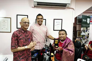 BANTU PESAKIT GINJAL LAIN: Encik Mohd Kamsani AB Hamed (kanan), menerima Anugerah Ketabahan MKAC daripada Anggota Parlimen (AP) Pasir Ris–Punggol, Encik Sharael Taha (tengah), dan Presiden Kehormat MKAC, Encik Ameerali Abdeali (kiri), atas sumbangnnya mengedarkan makanan dan menjadi sumber inspirasi buat pesakit ginjal lain.