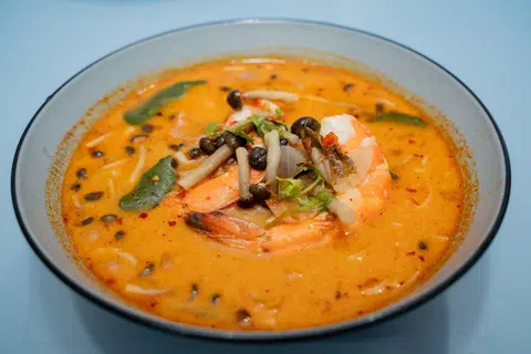 Mi tomyam udang ($8.30) kaya dengan rasa asam, pedas dan lemak, disajikan bersama udang besar yang dikupas. Cendawan segar menambah tekstur dan rasa pada mi yang lembut, menghasilkan hidangan yang memuaskan.