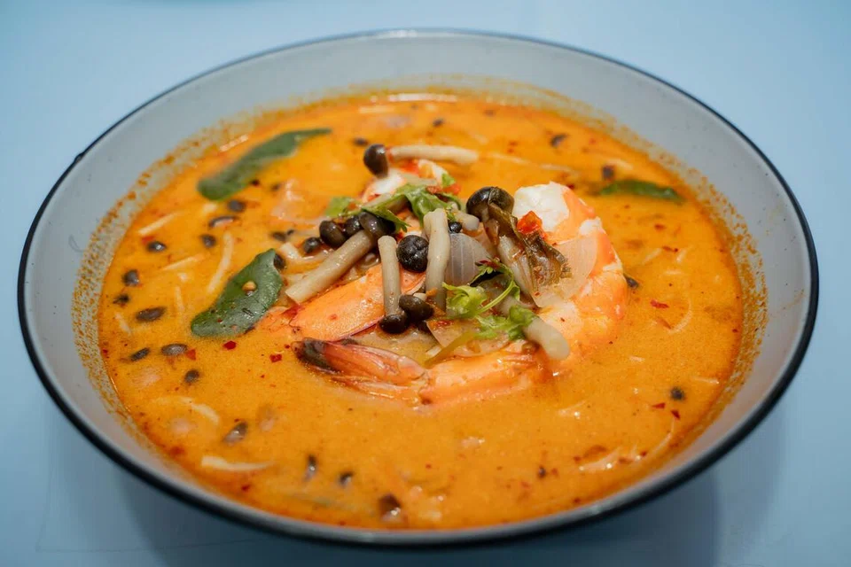 Mi tomyam udang ($8.30) kaya dengan rasa asam, pedas dan lemak, disajikan bersama udang besar yang dikupas. Cendawan segar menambah tekstur dan rasa pada mi yang lembut, menghasilkan hidangan yang memuaskan.