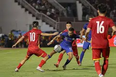 PERLU PERTINGKAT PERMAINAN: Pemain Singapura Hafiz Nor (tengah, jersi biru) cuba melepasi pemain Vietnam dalam perlawanan persahabatan di Stadium Thong Nhat di Ho Chi Minh malam kelmarin. Jurulatih Nishigaya kecewa Singa kalah tetapi berpuas hati akan persembahan wajah-wajah baru pasukannya, terutama Joshua Pereira. - Foto-foto PERSATUAN BOLA SEPAK SINGAPURA