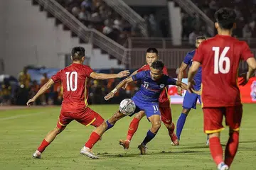 PERLU PERTINGKAT PERMAINAN: Pemain Singapura Hafiz Nor (tengah, jersi biru) cuba melepasi pemain Vietnam dalam perlawanan persahabatan di Stadium Thong Nhat di Ho Chi Minh malam kelmarin. Jurulatih Nishigaya kecewa Singa kalah tetapi berpuas hati akan persembahan wajah-wajah baru pasukannya, terutama Joshua Pereira. - Foto-foto PERSATUAN BOLA SEPAK SINGAPURA