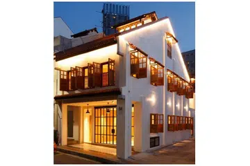 TEMPAT JATUH LAGIKAN DIKENANG, INI PULA TEMPAT BERMAIN: Inilah rumah kedai di 64, Club Street, Chinatown, yang pernah disewa dan dijadikan tempat tinggal dan markas anggota Kelab Pondok Peranakan Gelam (PPGC). Di sinilah sebilangan besar anggota asal PPGC membesar, menakat dan membangunkan keluarga masing-masing sehingga bangunan ini dijual oleh pemiliknya. - Foto-foto IHSAN ENCIK ABDUL SARIP NAHARAWI