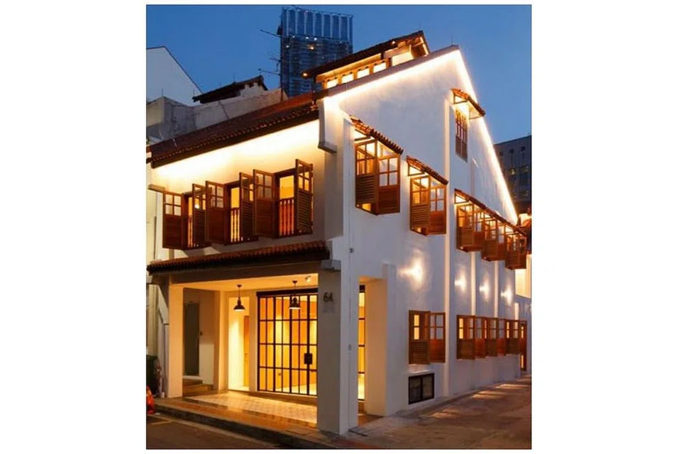 TEMPAT JATUH LAGIKAN DIKENANG, INI PULA TEMPAT BERMAIN: Inilah rumah kedai di 64, Club Street, Chinatown, yang pernah disewa dan dijadikan tempat tinggal dan markas anggota Kelab Pondok Peranakan Gelam (PPGC). Di sinilah sebilangan besar anggota asal PPGC membesar, menakat dan membangunkan keluarga masing-masing sehingga bangunan ini dijual oleh pemiliknya. - Foto-foto IHSAN ENCIK ABDUL SARIP NAHARAWI