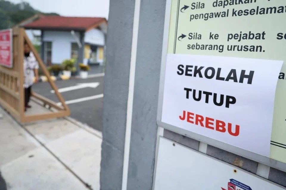 Sebahagian sekolah di Malaysia terpaksa ditutup akibat jerebu memburuk.