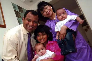 PENGALAMAN MENIMANG ANAK: Kisah Encik Ismail dan isterinya, Cik Nooraini Noordin, bersama tiga cahaya mata mereka adalah antara kisah yang dipaparkan dalam buku terbitan Heybaby.sg. - Foto ihsan MOHAMED ISMAIL ABDUL GAFOOR