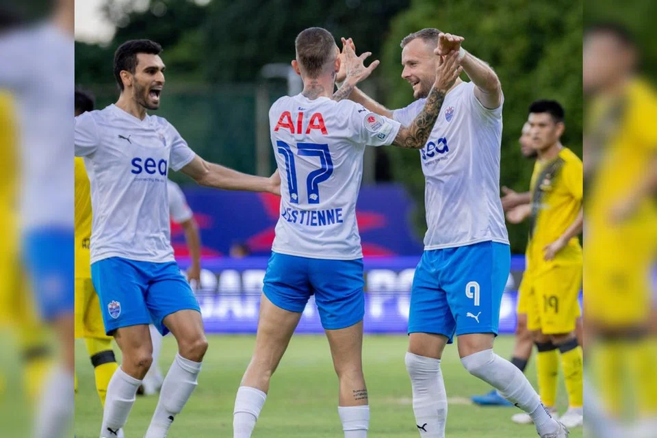 Penyerang Jerman LCS, Lennart Thy (kanan), menjaringkan dua gol bagi membantu LCS menang 3-0 dalam perlawanan menentang Brunei DPMM.