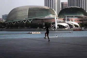 TERJEJAS AKIBAT KESAN PANDEMIK: The EIU menyatakan bahawa kesan pandemik ke atas dolar Amerika merupakan faktor terbesar bagi penurunan Singapura ke tangga keempat kali ini selepas menduduki tangga pertama bersama dalam tinjauan yang diterbitkan tahun lalu. - Foto BH oleh KELVIN CHNG