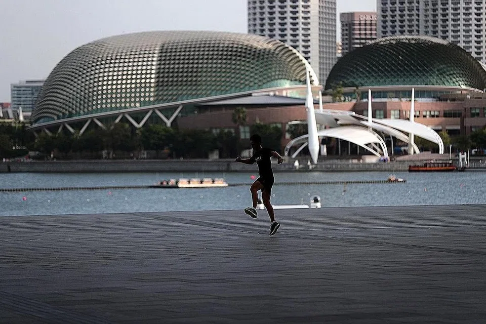 TERJEJAS AKIBAT KESAN PANDEMIK: The EIU menyatakan bahawa kesan pandemik ke atas dolar Amerika merupakan faktor terbesar bagi penurunan Singapura ke tangga keempat kali ini selepas menduduki tangga pertama bersama dalam tinjauan yang diterbitkan tahun lalu. - Foto BH oleh KELVIN CHNG